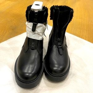 Ugg Black snow boot with fur and zipper opening size 7 womens us
